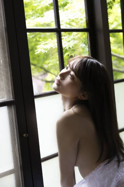 似鳥沙也加、ほっそり美背中を大胆見せ！完全受注生産の“幻の1冊”がデジタルでよみがえるサムネイル画像!