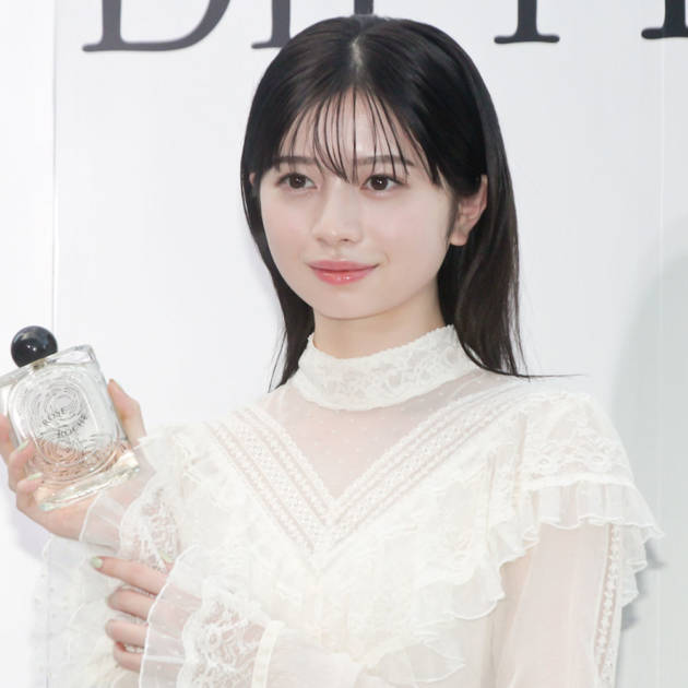 桜田ひより、美背中チラリ！夏のブラックコーデにファン悶絶「彼女と夏
