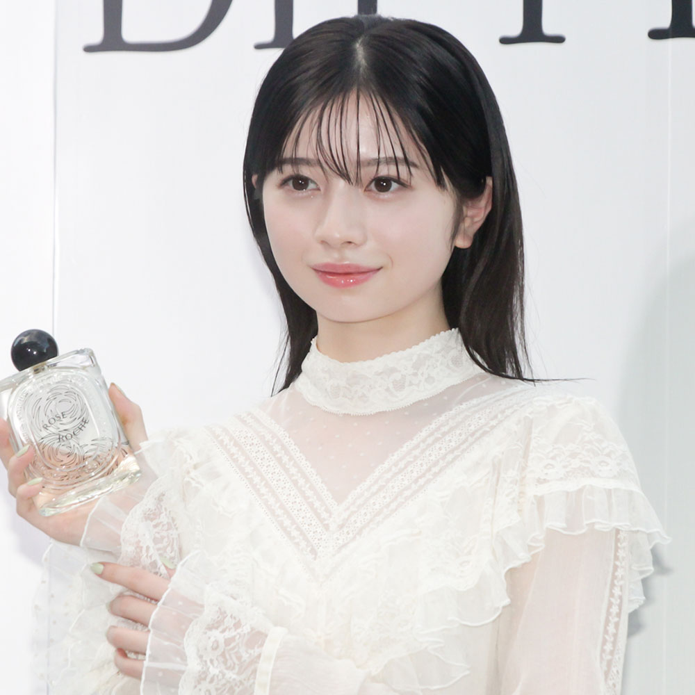 桜田ひより、美背中チラリ！夏のブラックコーデにファン悶絶「彼女と夏