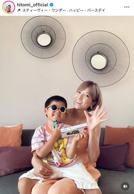 hitomi、三男が5歳に！笑顔のほっこりSHOTを公開「トミカトーマスをもらってご満悦！」サムネイル画像!