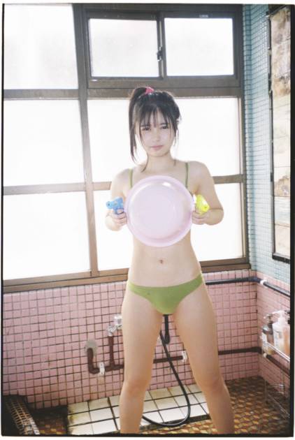 頓知気さきな、“美少女感”あふれる水着SHOT披露！25歳の魅力が詰まったフォトスタイルブック発売決定サムネイル画像!