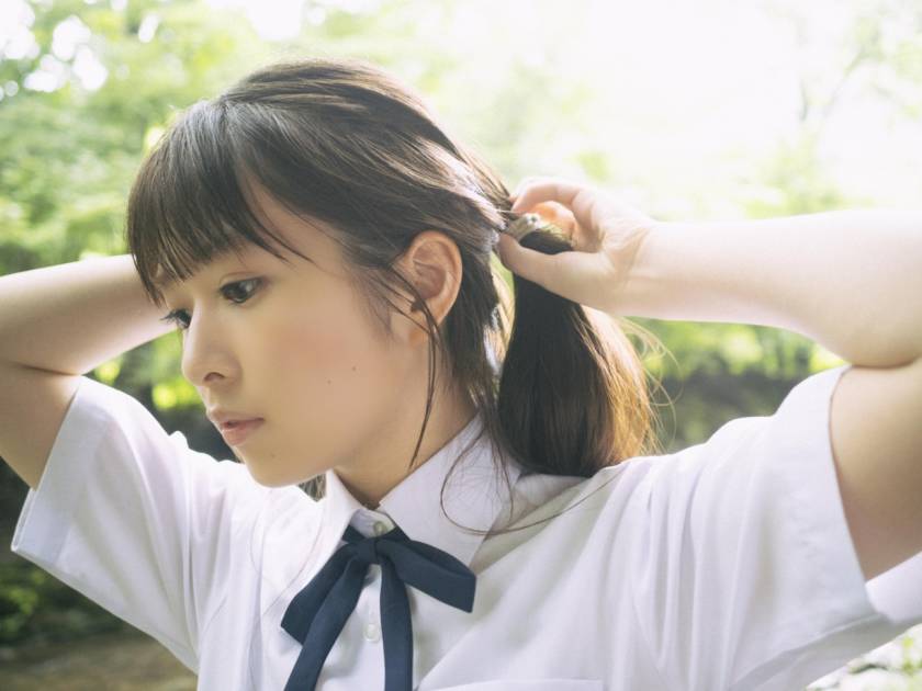 乃木坂46小川彩、爽やかな制服姿にドキッ！自然豊かな古民家＆緑の中の清流を舞台にあふれる透明感サムネイル画像!