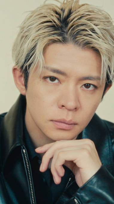Number_i岸優太、力強いまなざしのアップSHOTにドキッ！普段は見られない“日常と非日常”に迫る