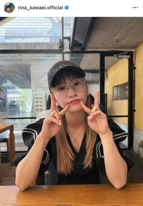 川栄李奈、ハイトーンロングヘアでのダブルピースSHOTに「新鮮」「めっちゃ似合ってます」の声
