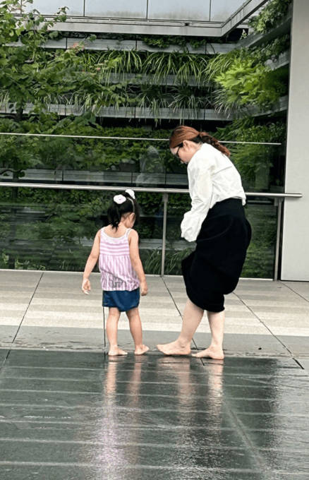 平野ノラ、4歳愛娘と銀座へ！微笑ましい親子の水遊びSHOT公開「わんぱくおてんば娘ですから」