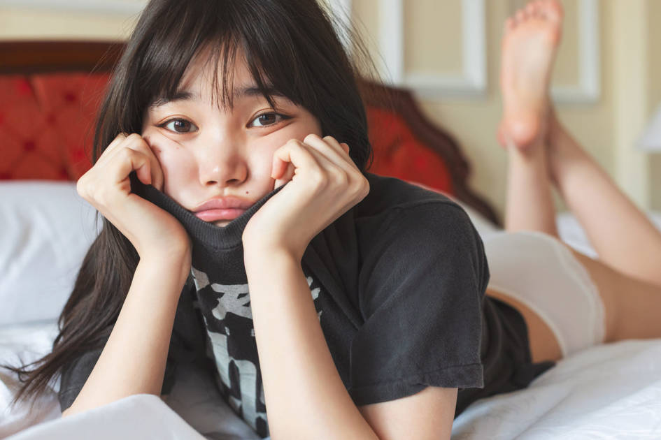 元BiSHのセントチヒロ・チッチ、ほっそり美脚チラリのナチュラルSHOT！初の写真集で“二面性”を表現サムネイル画像!