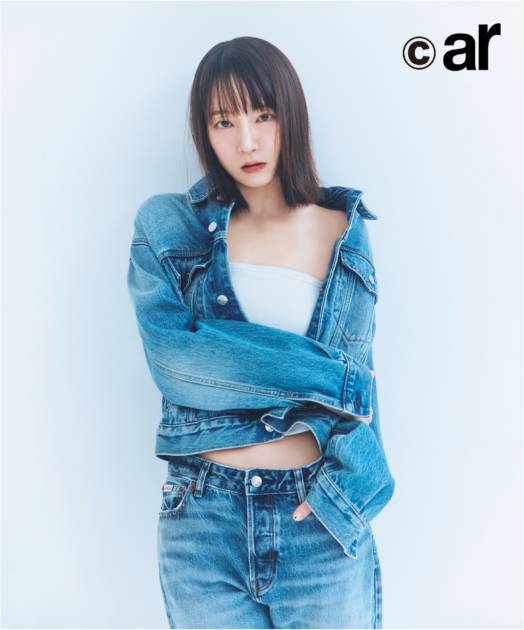 吉岡里帆、美しいデコルテ＆ほっそりお腹がチラリ！色っぽいデニムスタイルで魅せるサムネイル画像!