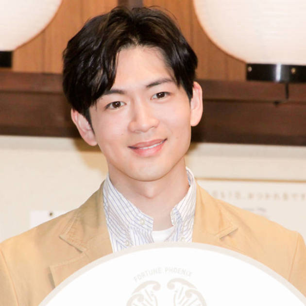 松下洸平、クールなオールバックヘアのスーツSHOTに反響「目の保養」「めっちゃカッコイイ」サムネイル画像!
