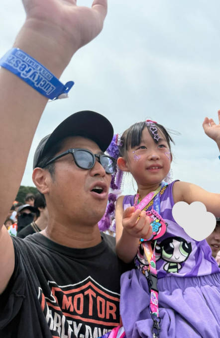 パンサー尾形、7歳娘のために“サプライズ合流”でフェス満喫！「愛溢れてる～」「ステキ」の声