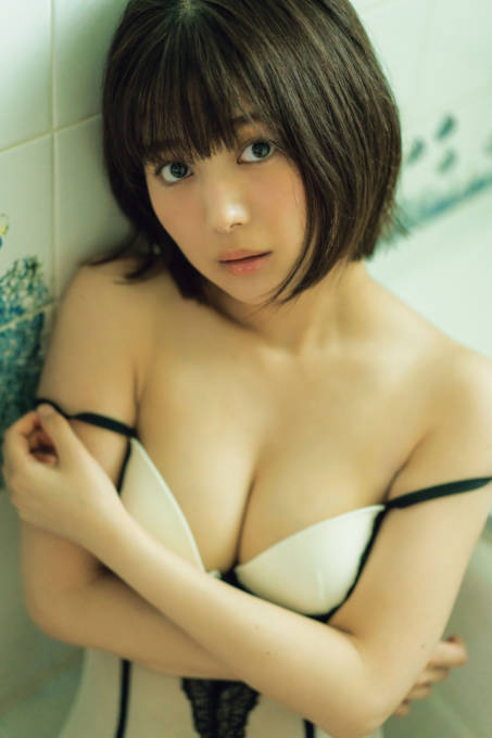 元SKE48北野瑠華、ふんわりバスト際立つ上目遣いSHOTにドキッ！セクシーな美ボディを大胆見せ
