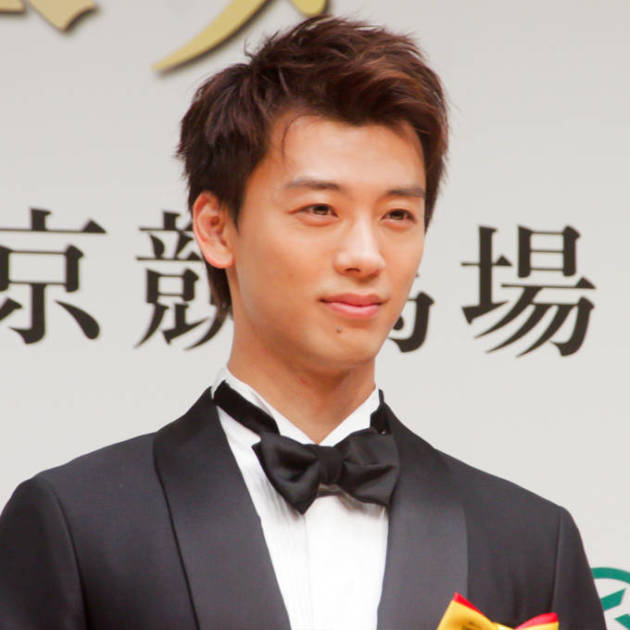 竹内涼真、海外の水辺に佇むクールSHOTにファンうっとり「イケメン」「ホントに素敵」サムネイル画像!