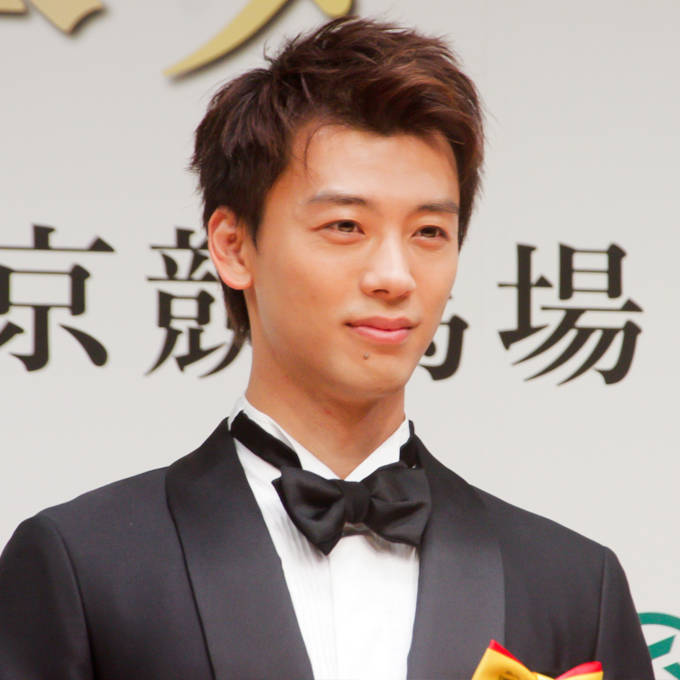 竹内涼真、海外の水辺に佇むクールSHOTにファンうっとり「イケメン」「ホントに素敵」