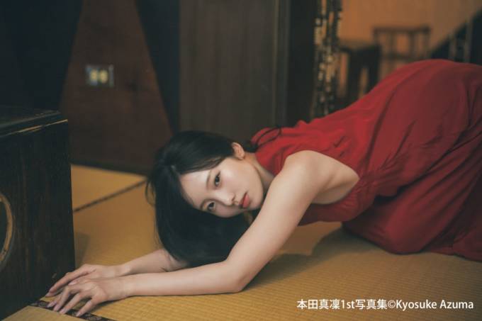 本田真凜、しなやかなボディラインが際立つ赤ドレスSHOT披露!ドキッとするような大人っぽい表情で魅せる