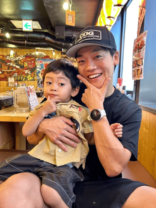 おばたのお兄さん、1歳愛息子と“お揃いポーズ”でパシャリ！親子2SHOT披露「久しぶりの家族タイム」