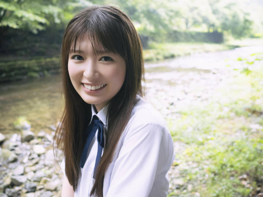 乃木坂46小川彩、夏の川辺をバックに自然体な笑顔がキラリ！透明感あふれる制服SHOT公開サムネイル画像!
