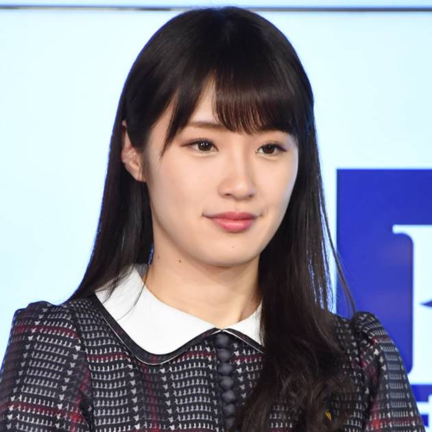 高山一実、ほっそりお腹を披露したシャツコーデに「爽やか」「超絶カワイイ！」の声サムネイル画像!