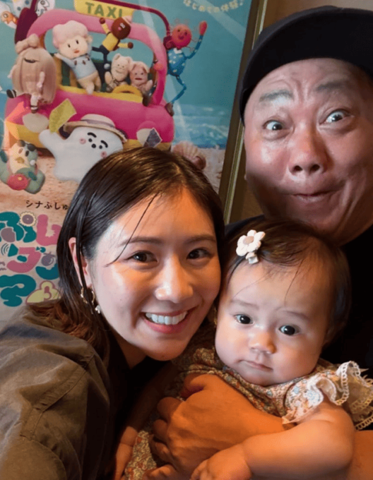 西野未姫、愛娘が映画館デビュー！夫・山本圭壱を交えた3SHOTに「ほんとお2人にそっくり」「可愛い家族」の声