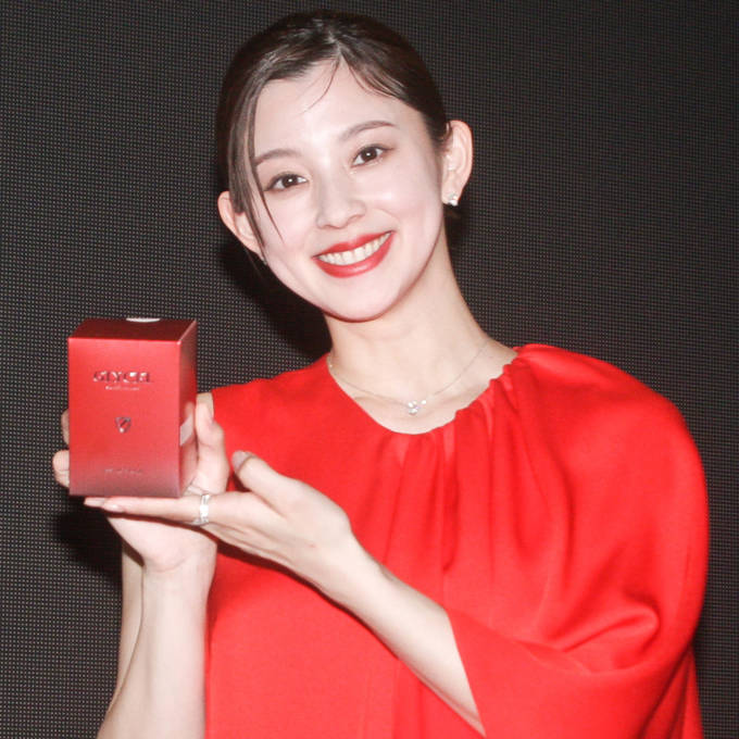 朝比奈彩「すごい色キレイ」毎日メイクに愛用するヌーディー系リップ