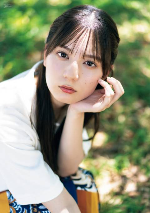 日向坂46小坂菜緒、ドキッとするようなまなざしの美麗SHOT披露！“戦友”金村美玖との関係性も語る