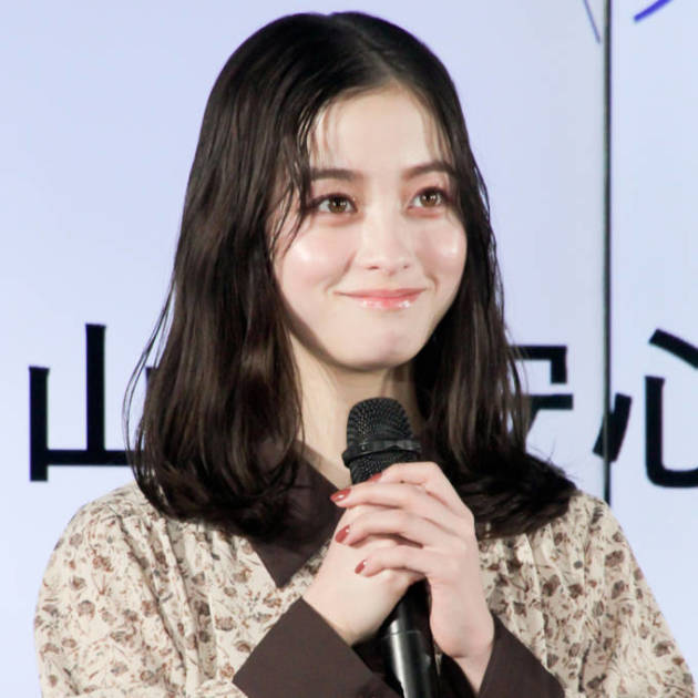 橋本環奈、美脚披露のミニ丈ワンピSHOTに絶賛の声「最高」「綺麗すぎます！」サムネイル画像!