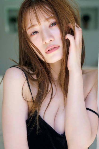 中田花奈、美谷間チラリのキャミソールSHOTにドキッ！オトナの女性の艶っぽさが全開サムネイル画像!