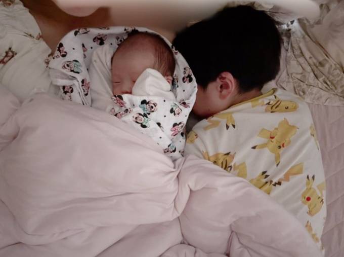 第5子出産の辻希美、次女に寄り添って眠る6歳三男SHOTを公開「朝の私達」「あったかい」