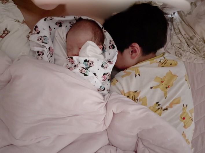 第5子出産の辻希美、次女に寄り添って眠る6歳三男SHOTを公開「朝の私達」「あったかい」サムネイル画像!