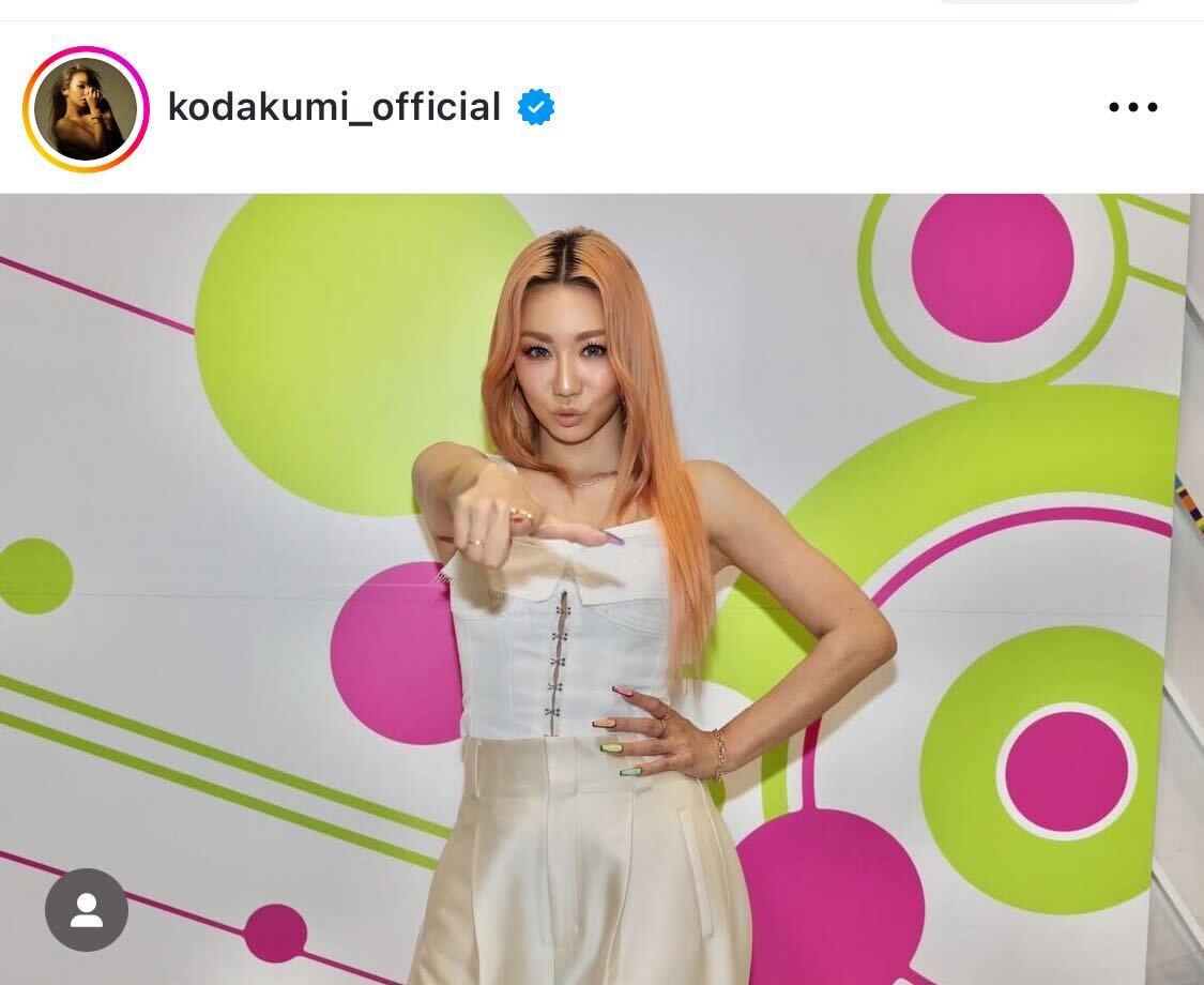 倖田來未、美デコルテ際立つノースリ衣装SHOTに「お肌ぴっかぴかで綺麗」「めっちゃ可愛い」の声