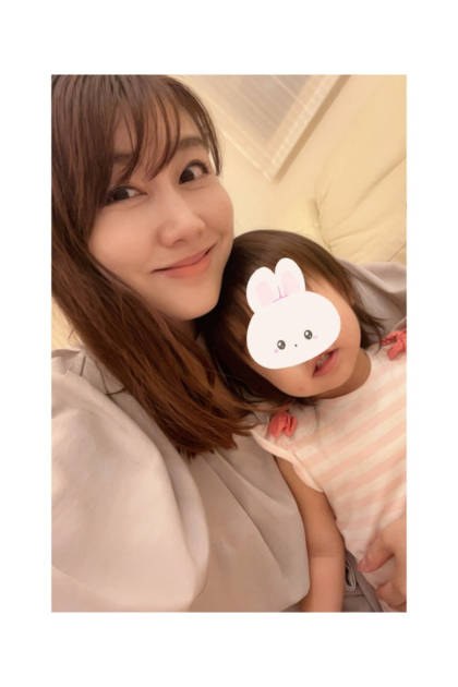 安めぐみ、“話す言葉が一気に増えた”1歳次女とパシャリ「パパ、ママ、ねぇね、じぃじに加えて…」サムネイル画像!