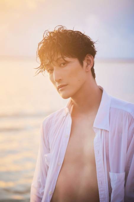 磯野大、海をバックに引き締まった肉体がチラリ！伊豆諸島を舞台に多彩な魅力が光る