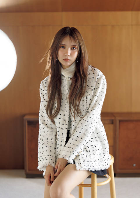 “yousti”としてソロデビューした小林由依、ほっそり美脚チラリの秋コーデ披露！等身大の魅力に迫る