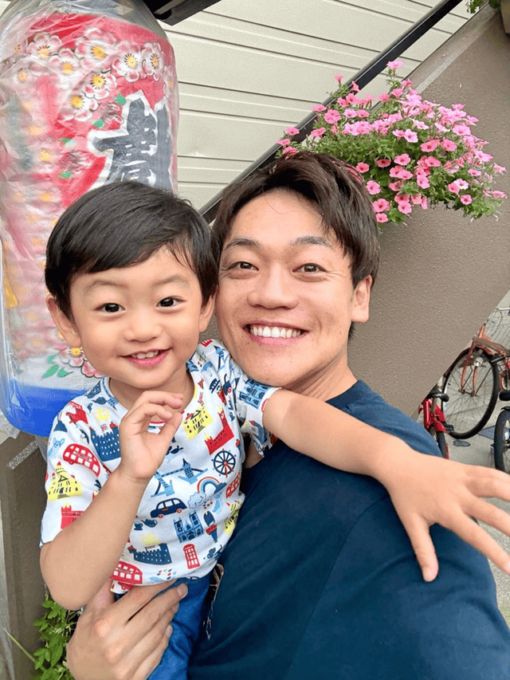 おばたのお兄さん、2歳になった息子と“男2人旅”！親子SHOTに「パパそっくりになってきましたね」「かわいい！」
