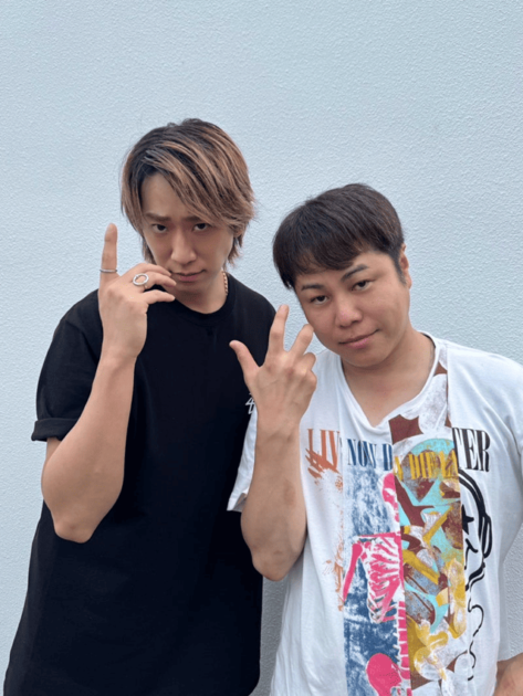ノンスタ井上、NEWS小山慶一郎と“キメポーズ”でパシャリ！気さくな人柄に好感「本当に良い人」サムネイル画像!