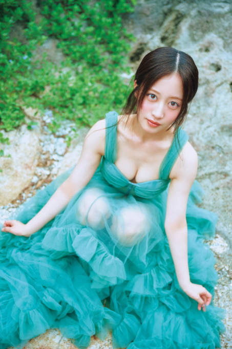 NMB48川上千尋、美谷間チラリのふんわり衣装SHOT披露！初の写真集で大人っぽくセクシーな魅力が全開