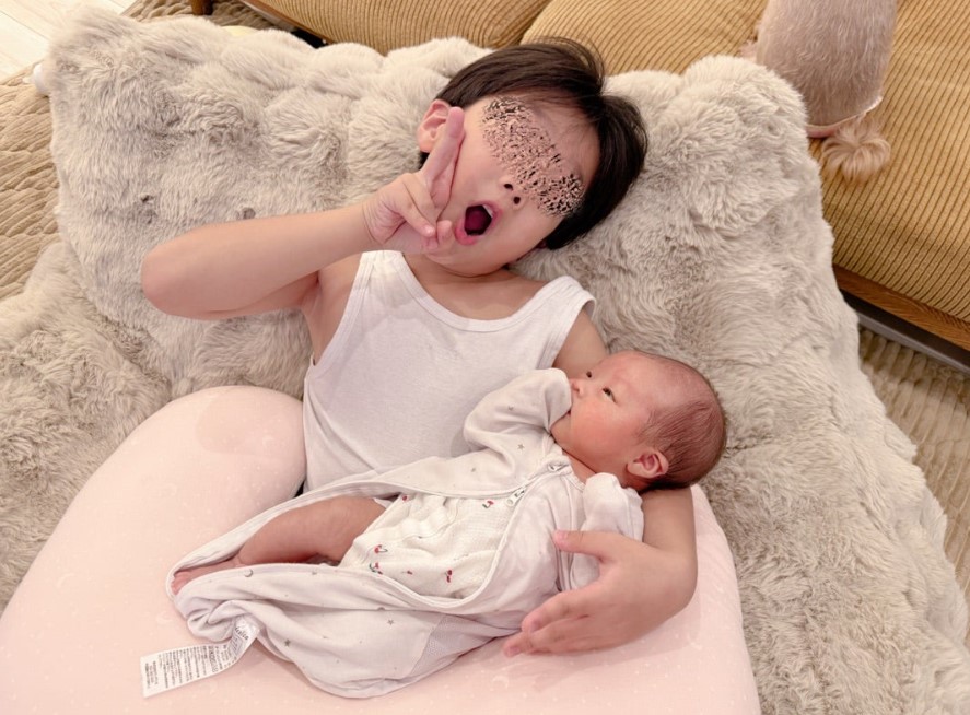 辻希美、生後1ヶ月の次女を可愛がる6歳三男のほっこりSHOTを公開「可愛くてたまらない」