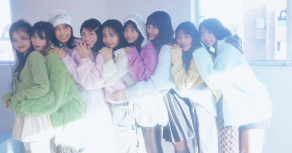 櫻坂46の4期生が仲良くぎゅっと密着！きれい色ニットを着こなし