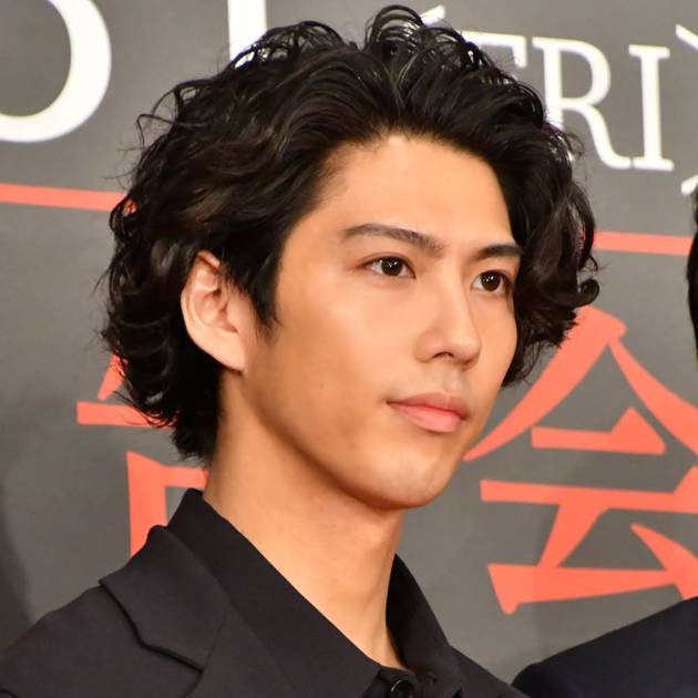 賀来賢人、眼鏡×セットアップの最新SHOTに絶賛の声「渋みが増しました！？」「男性の色気がたっぷり」サムネイル画像!