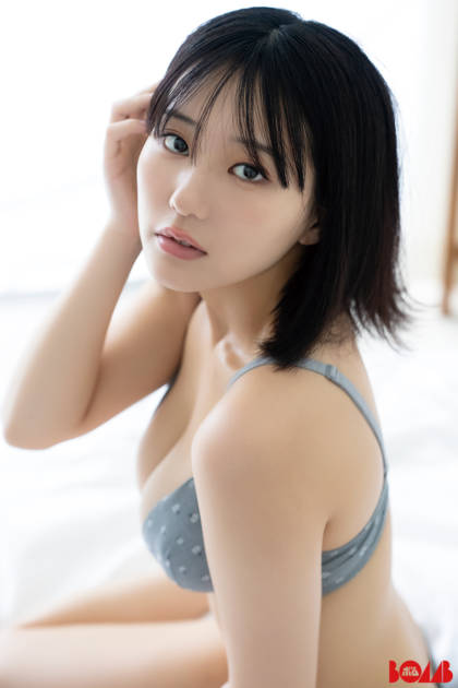 田中美久、ふっくら美谷間が眩しい水着SHOT披露！表紙を務める「BOMB Premium」が異例の増刷サムネイル画像!