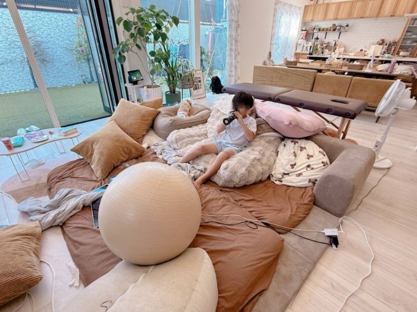 「寝れる時間は1時間ちょい」辻希美、広々リビングでの三男SHOT＆“首と肩がやばい”近況を明かすサムネイル画像!