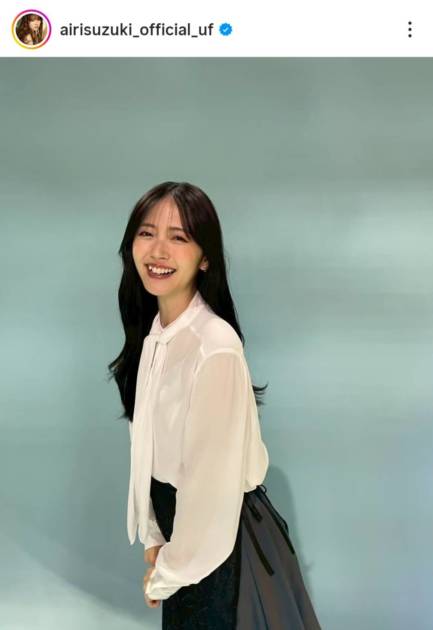 鈴木愛理、主演ドラマ『推し上司』ニコニコ笑顔のオフSHOTに「最高！」「かわいすぎる」の声サムネイル画像!