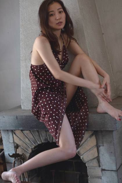 高田里穂、ワンピースからほっそり美脚がチラリ！3年ぶりの写真集でナチュラルな魅力を放つサムネイル画像!