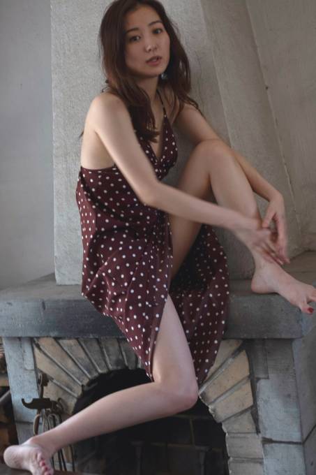 高田里穂、ワンピースからほっそり美脚がチラリ！3年ぶりの写真集でナチュラルな魅力を放つ