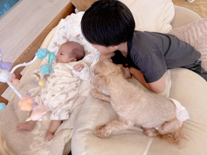 辻希美、生後1ヶ月次女に三男＆愛犬が寄り添うほっこりSHOT披露「仲良し」「可愛い」