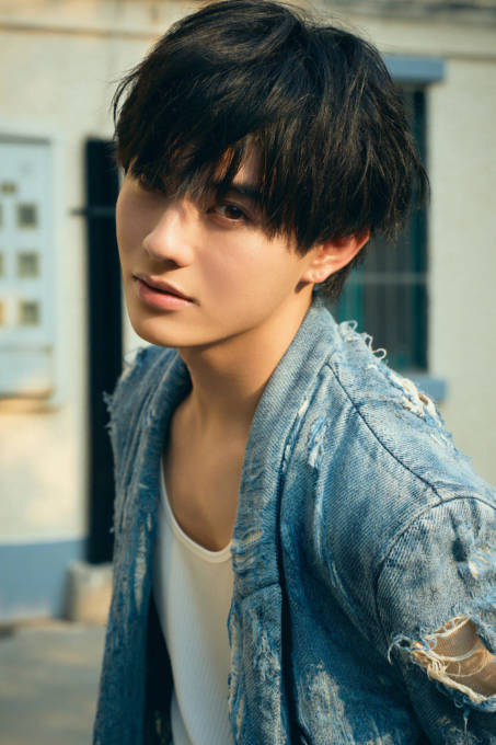 前田拳太郎、自身初のカレンダー発売決定！上海と宮古島を舞台にエモーショナルな美麗カット連発