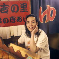 宮澤佑、引き締まった肉体がチラリ！“ありのままの存在感”で魅せた初の写真集が重版決定