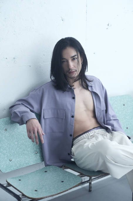 宮澤佑、引き締まった肉体がチラリ！“ありのままの存在感”で魅せた初の写真集が重版決定