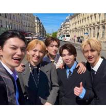 佐野勇斗、M!LK全員でパシャリ！パリでの思い出SHOTに反響「みんなビジュいいじゃん」「イケメン揃い」
