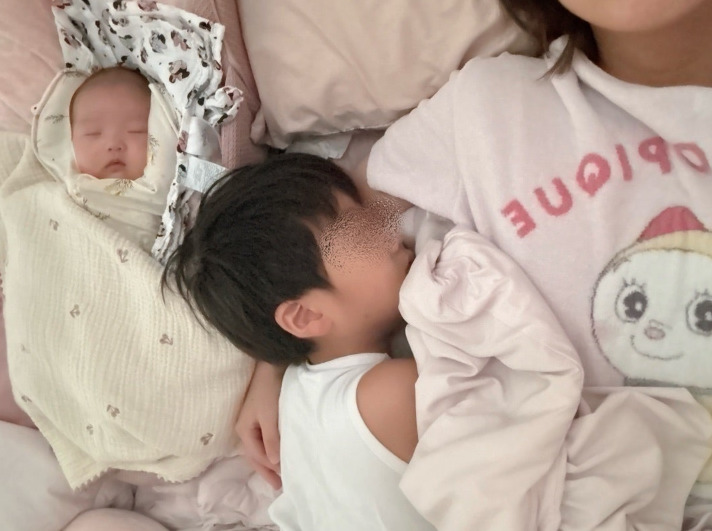 「今日の朝の図」辻希美、三男＆次女と密着して眠る幸せSHOT公開「たぁくんが出張の時は3人で」