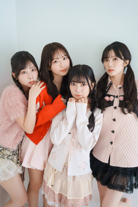 Liella!の4人がぎゅっと密着！ピンクを基調とした衣装でキュート＆スタイリッシュに魅せる