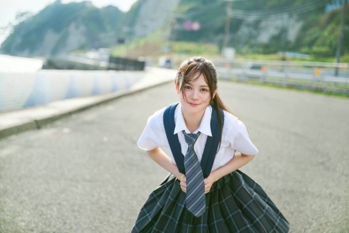 AKB48伊藤百花、圧倒的な“美少女感”あふれる制服SHOTを披露！鎌倉を舞台に自然体の魅力が光る